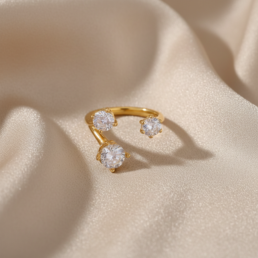 Bague avec cristaux sur soie beige