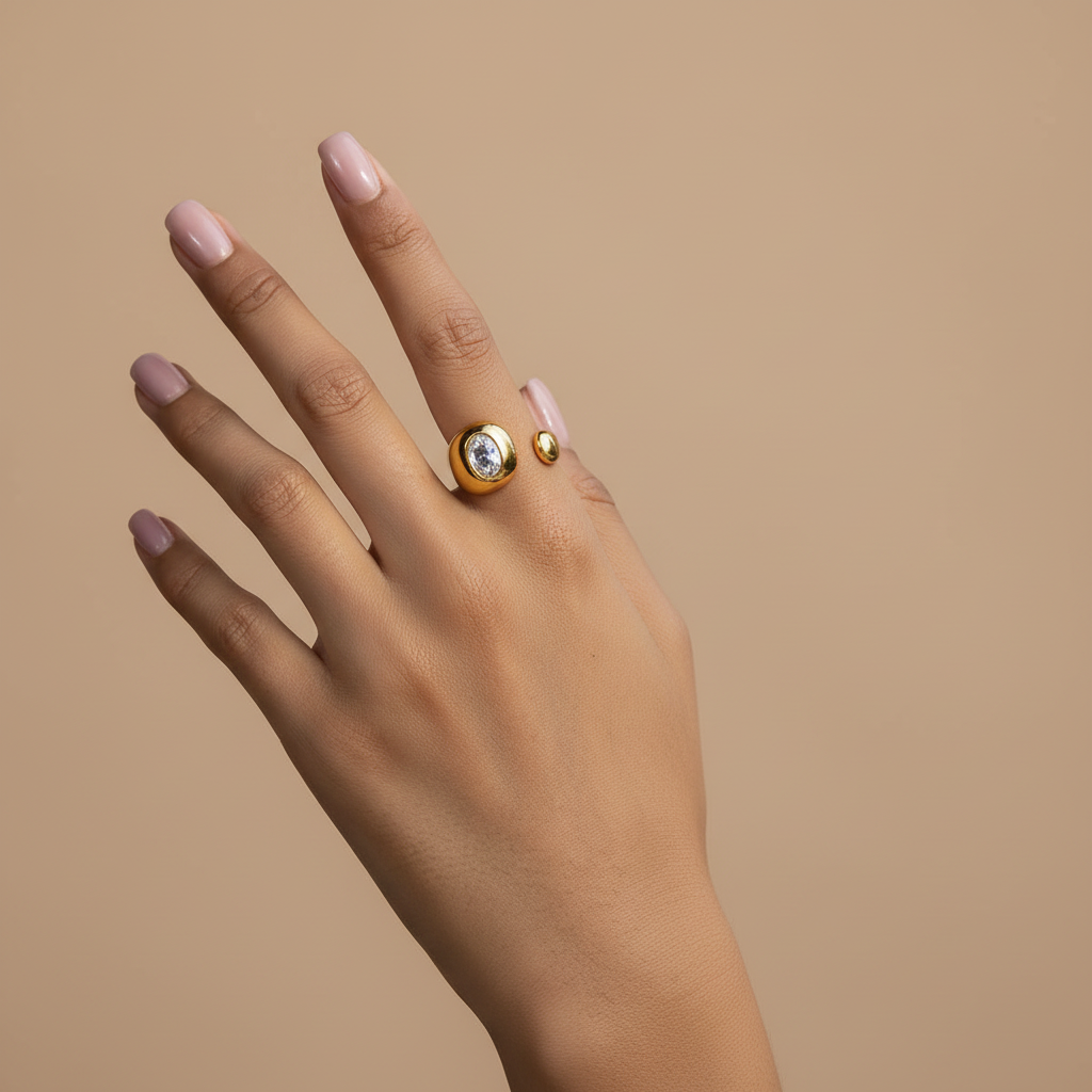 Bague dorée avec cristal portée