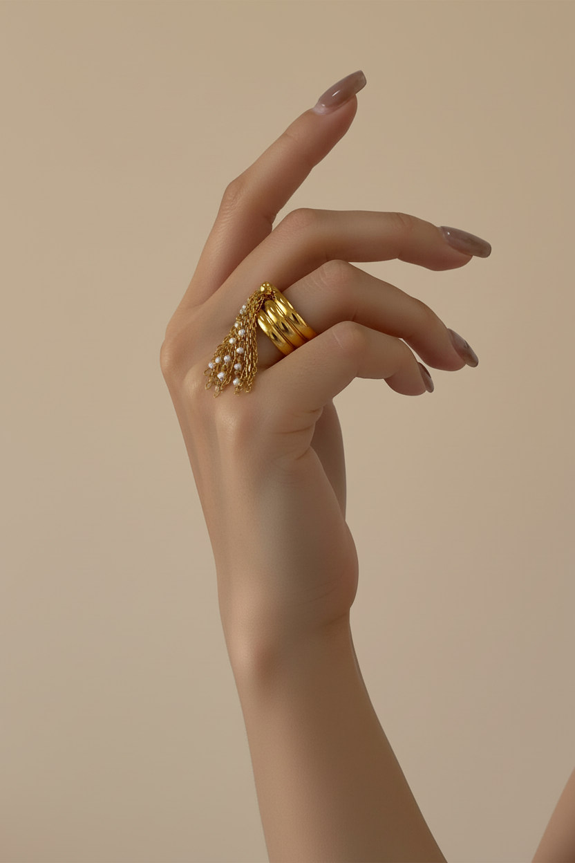 Bague dorée profil fond beige