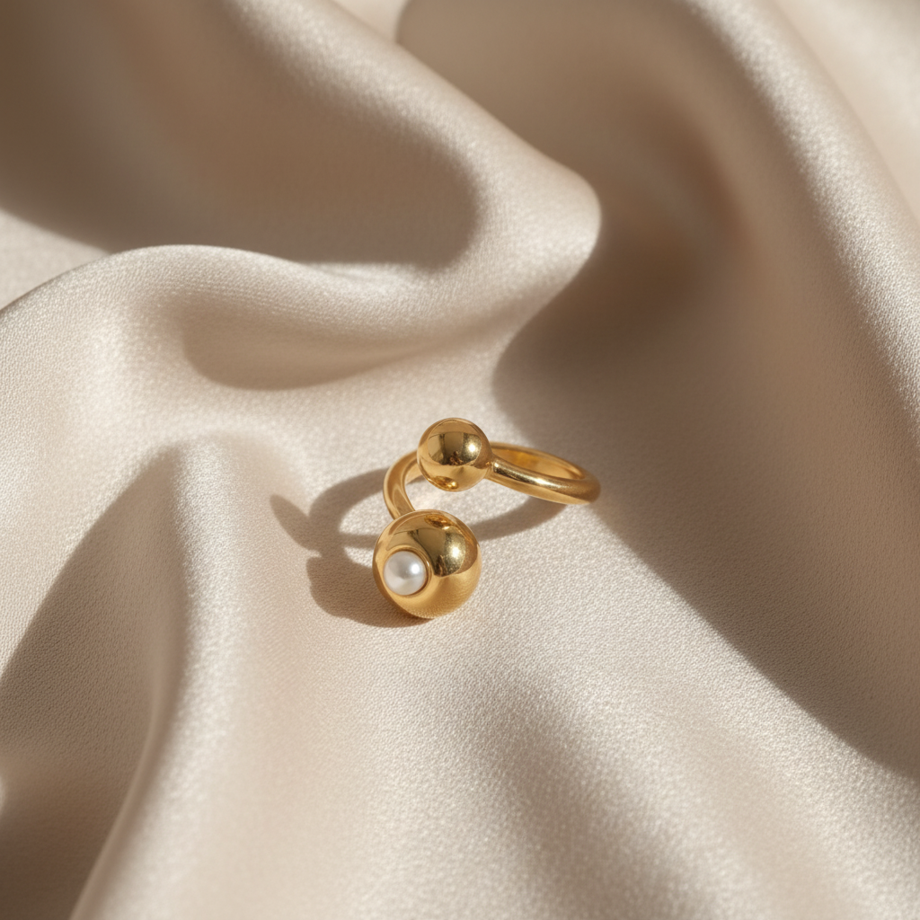 Bague dorée sur soie beige claire