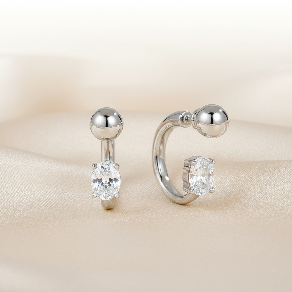 Boucles d'oreilles argentées sur soie beige