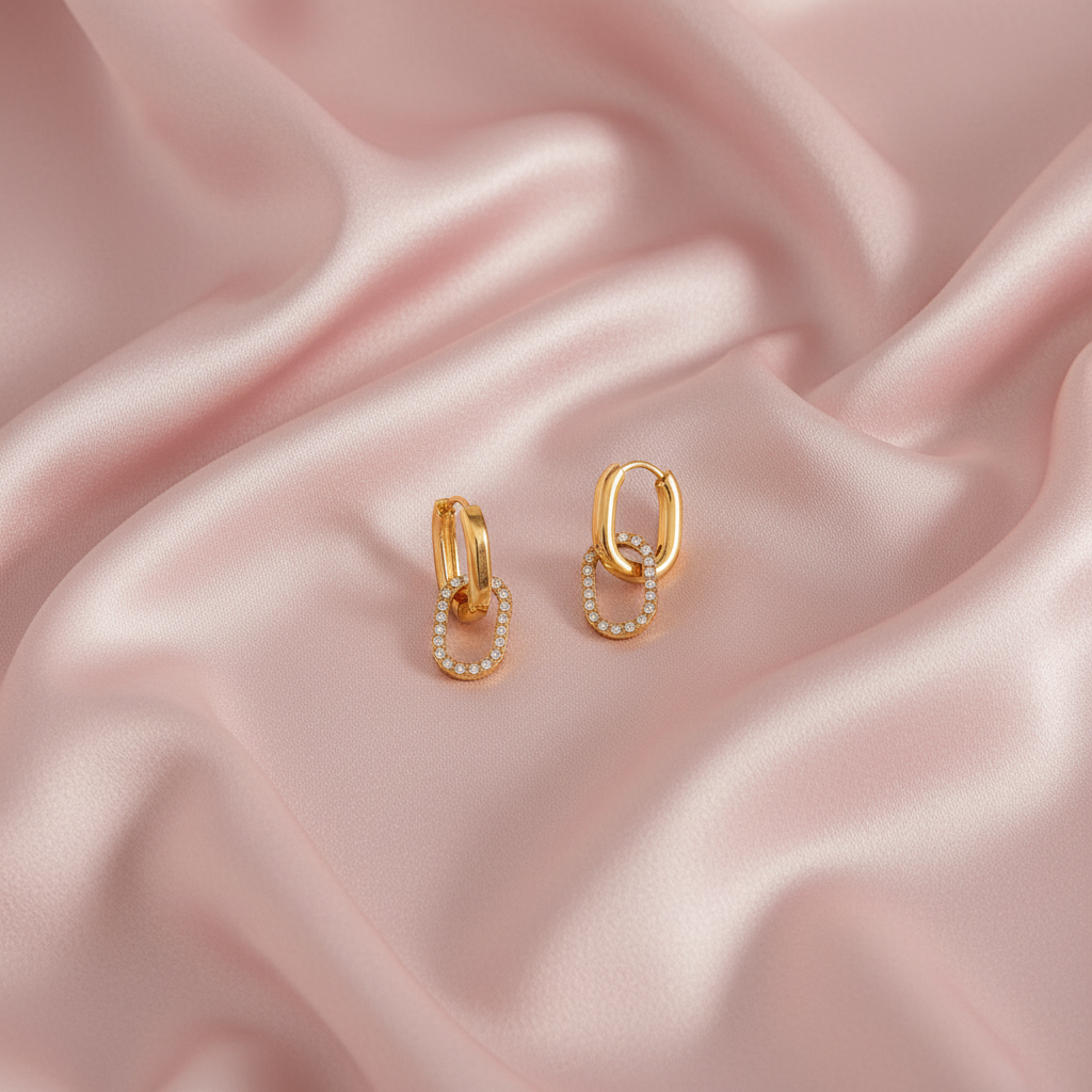 Boucles d'oreilles sur fond de soie rose pâle