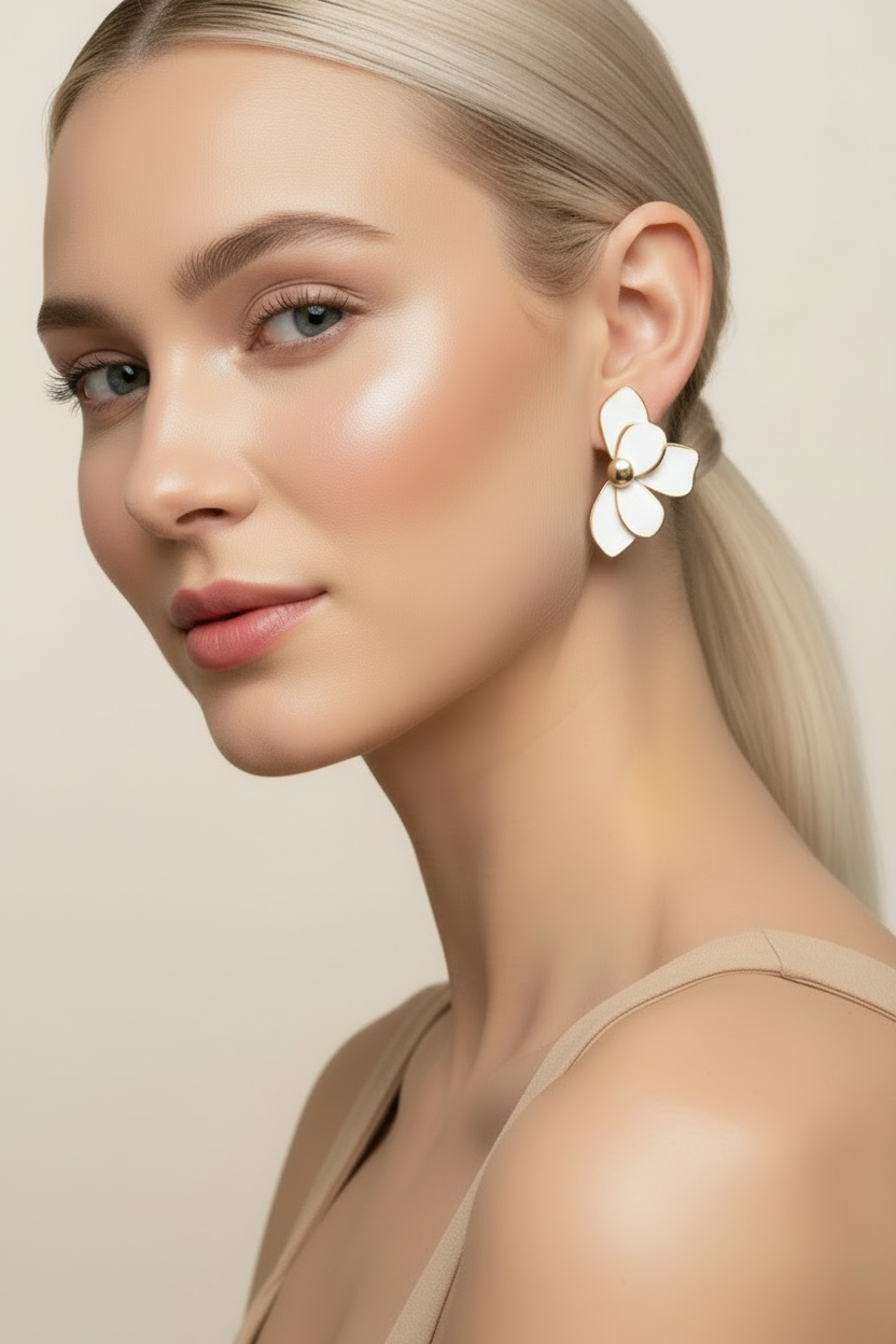 Boucles fleur blanche - Tête penchée sans sourire