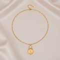 Collier chaîne Figaro en cercle sur soie beige