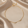 Collier chaîne paperclip sur fond soie beige