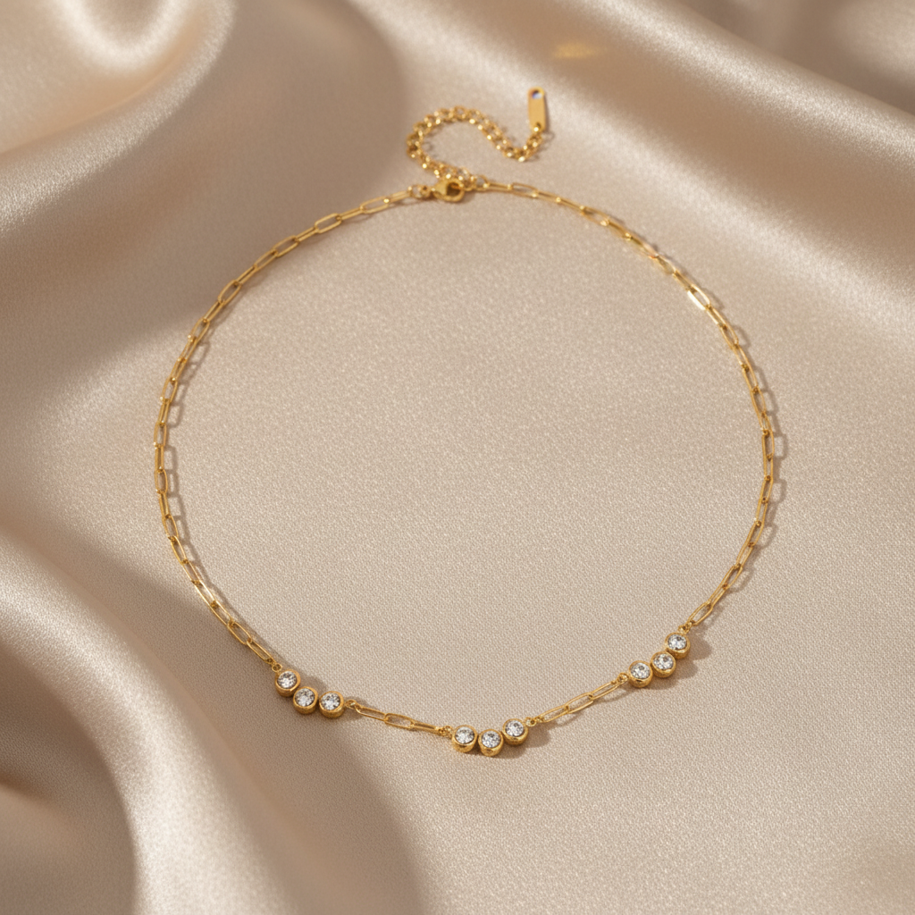 Collier chaîne paperclip sur fond soie beige