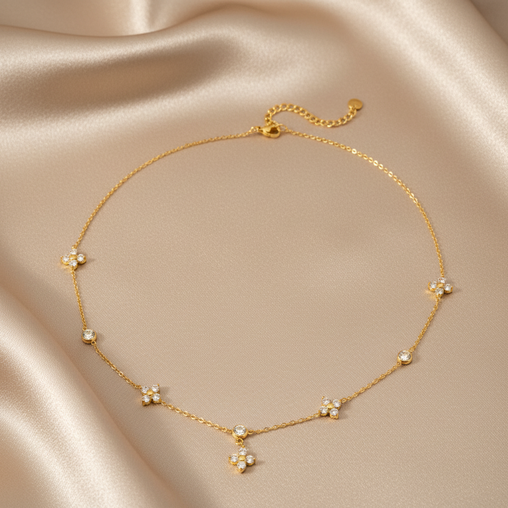 Collier sur fond soie beige