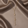 Collier sur fond soie beige