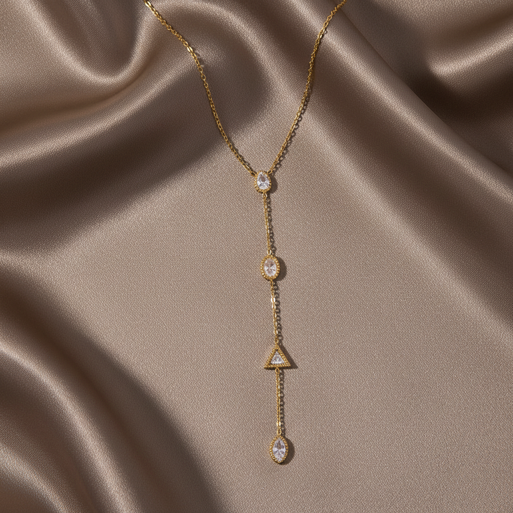 Collier sur fond soie beige