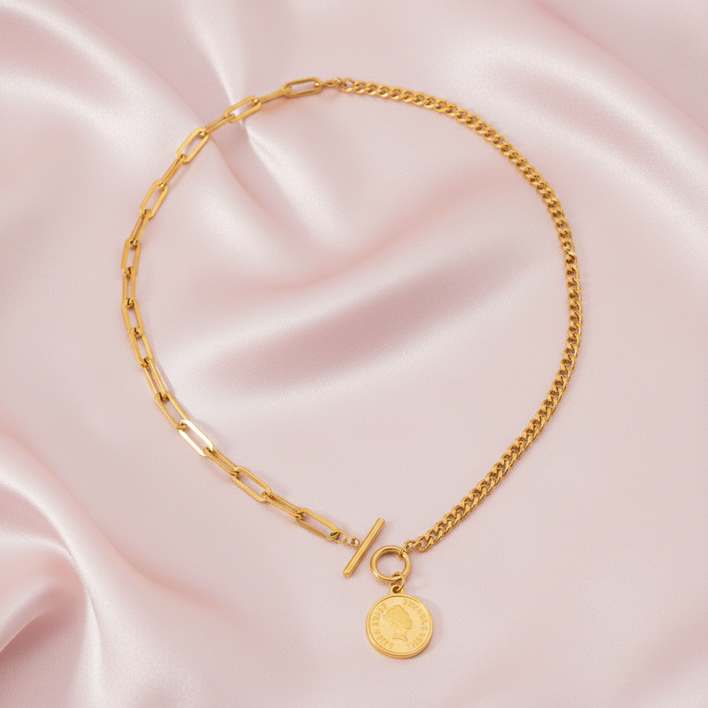 Collier sur fond soie rose pâle