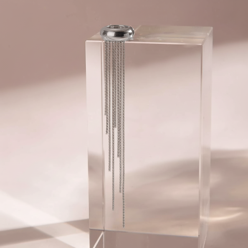 Ear cuff argenté sur cube transparent - fond rose pâle