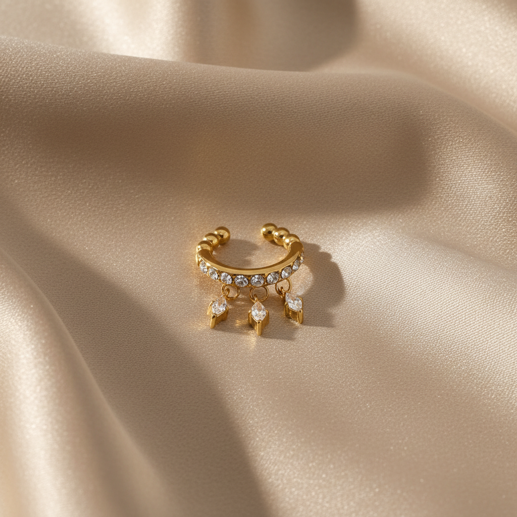 Ear cuff doré sur soie beige