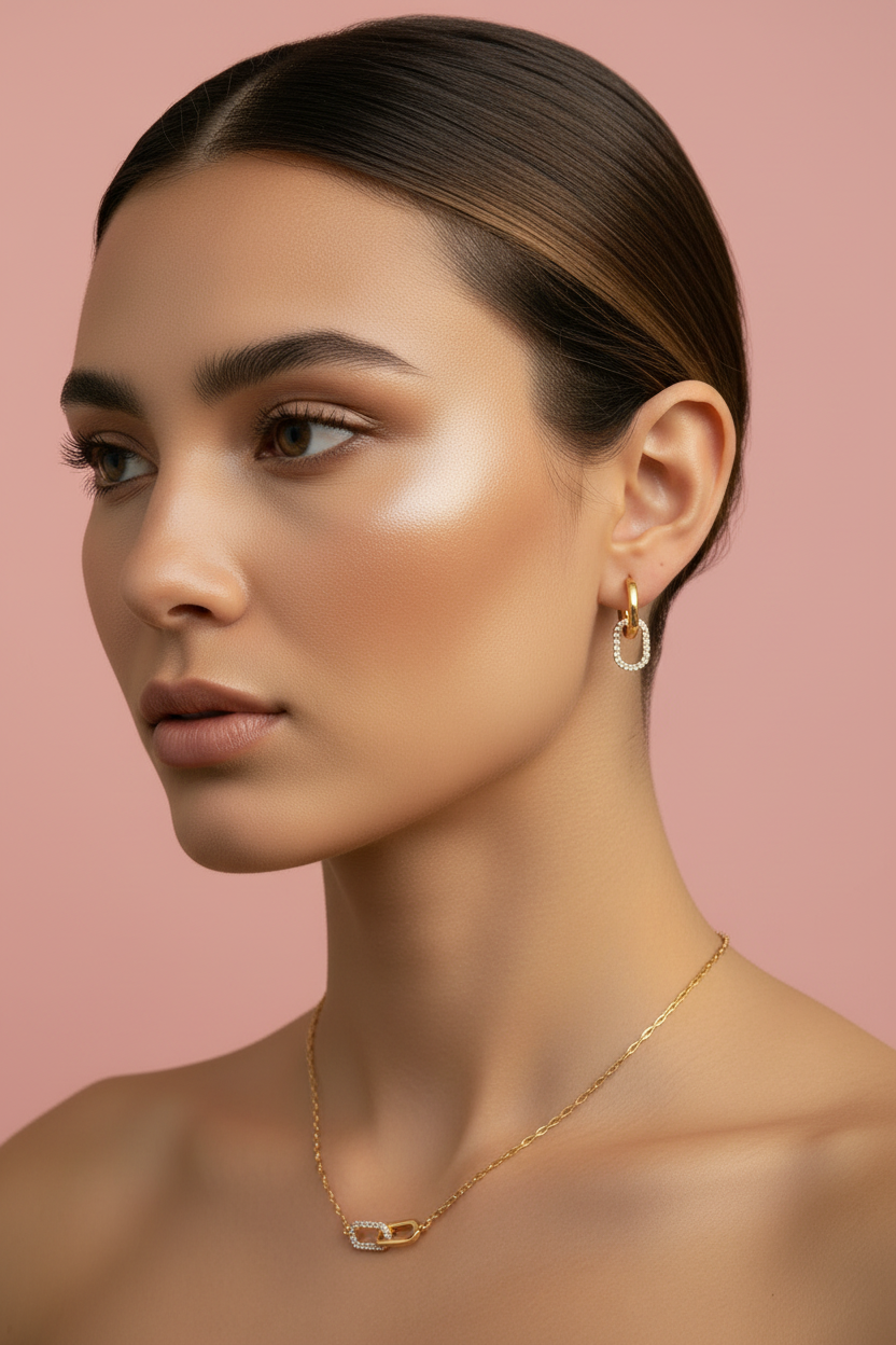 Mannequin portant les bijoux sur fond rose