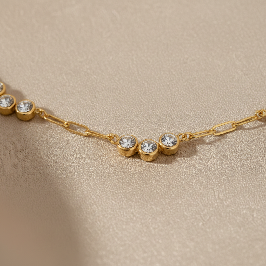 Zoom sur le collier chaîne paperclip